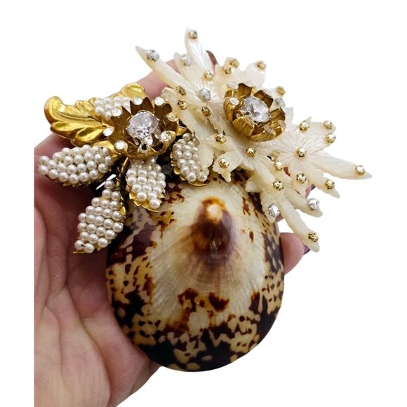 Fabulous VRBA Cowrie Shell Flowers Accented W/ Pearl & Rhinestone Huge Brooch - Picture 2 of 9